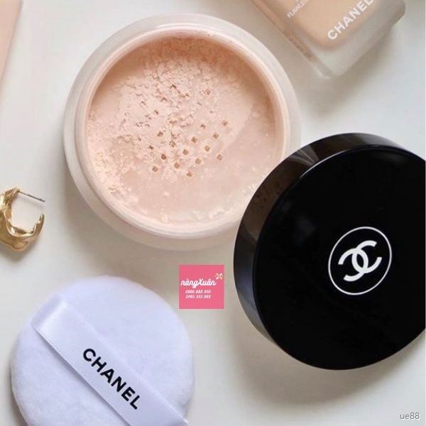 Phấn CHANEL POUDRE UNIVERSELLE LIBRE có rây lọc chặn không lấy phấn nhiều quá.